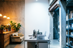 Промышленное пространство, разделённое на три зоны: тёплый свет 2700K (уют), нейтральный 4000K (ясность) и холодный 6500K (бдительность) — визуальная алхимия температуры света